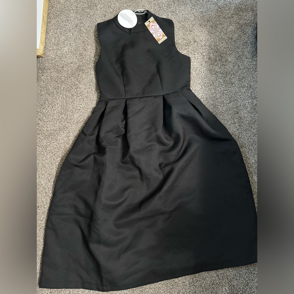 Black sleeveless dress